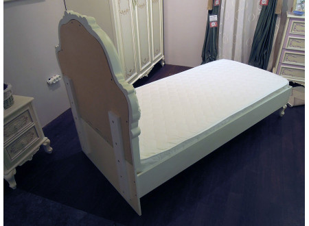 Кровать с резным изголовьем с мягкой вставкой, с решеткой и без матраса, сп. место 90*200 - 665.260